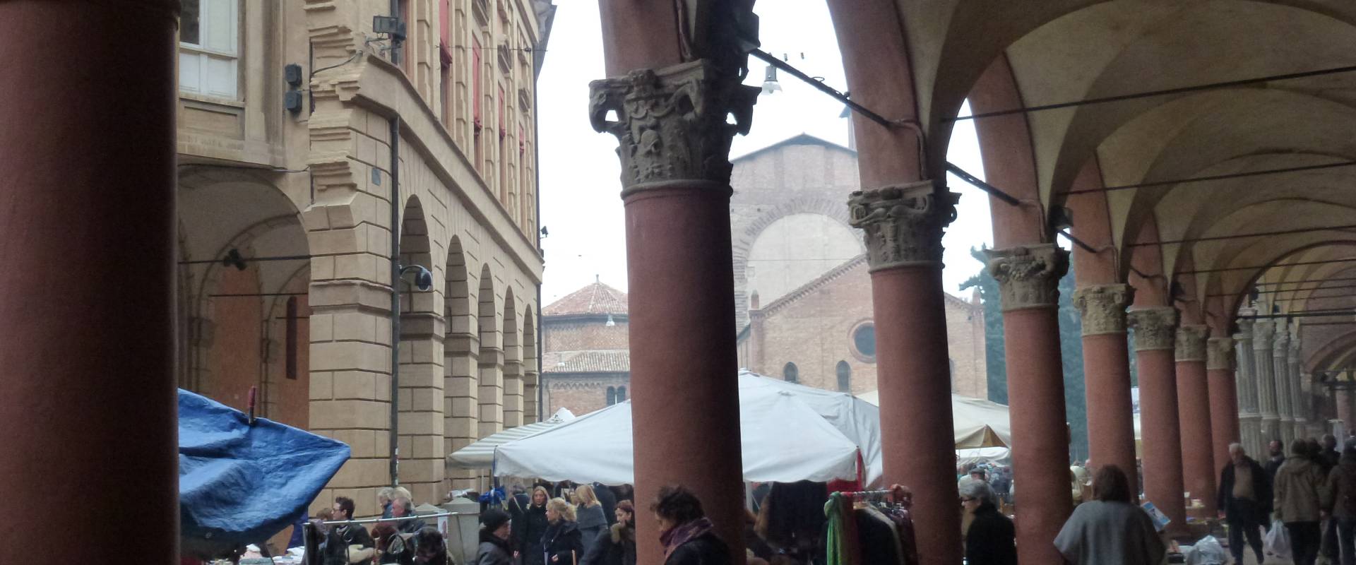 Portico di Via Santo Stefano con il mercato foto di Eliocommons